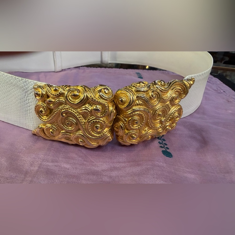 Judith Leiber White snakeskin Belt with Ornate Gold Sculpted Buckle - Picture 6 of 6